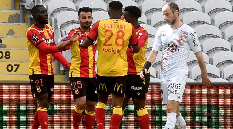 Vào! Corentin Jean (Lens) đã có mặt đúng lúc đúng chỗ để lấy bóng bật ra trong vòng cấm, và anh ấy sút bóng đi chìm vào phía trong cột dọc bên phải. Tỉ số là 2:1.