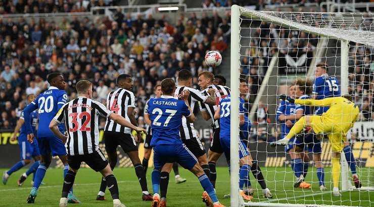 Bruno Guimaraes (Newcastle Utd) đón quả phạt góc trong vòng 5m50 và tung cú đánh đầu, chỉ để nhìn pha dứt điểm của mình đi dội cột dọc bên phải một cách đầy tiếc nuối. Thủ môn cũng đã không kịp phản ứng trong tình huống vừa rồi.