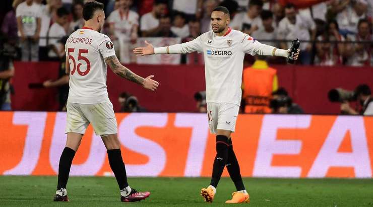 VÀO! Youssef En Nesyri (Sevilla) cắt được bóng từ đường chuyền bất cẩn của thủ môn đối phương và vui vẻ trừng phạt sai lầm đó với cú sút gọn gàng từ tầm một cự ly tầm trung. Tỉ số lúc này là 3:0.