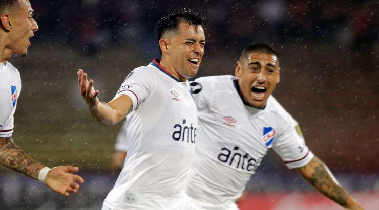 Diego Rodriguez (Club Nacional) có bóng ở một vị trí tuyệt vời sau một đường chuyền chính xác trong vòng cấm và dứt điểm gọn gàng, đưa bóng đi trúng xà ngang vào lưới.