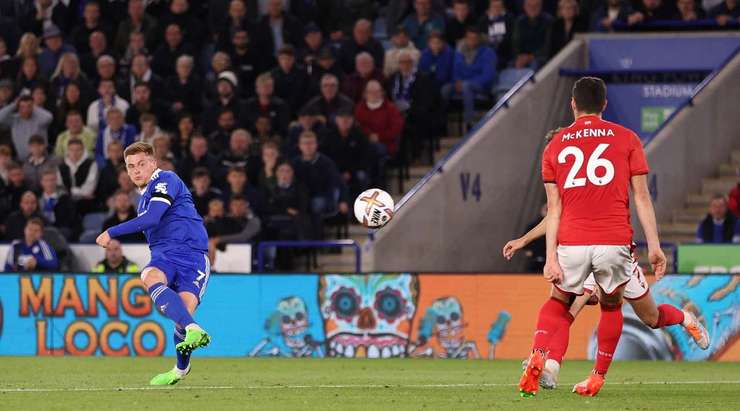 Harvey Barnes (Leicester) thực hiện pha chạm một tuyệt vời để kiểm soát một đường chuyền sắc bén tại rìa vòng cấm và cứa bóng vào phía trong cột dọc bên phải theo đúng phong cách sở trường của mình!