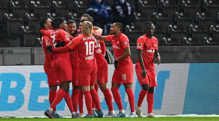 Vào! Benjamin Henrichs (RB Leipzig) tung một cú sút trong vòng cấm và pha dứt điểm bị chệch hướng và đi qua thủ môn. 0:1.