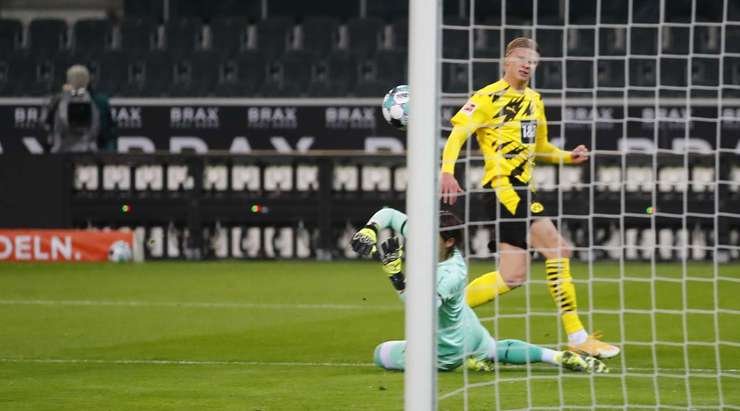 Tỉ số là 1:1! Jadon Sancho chuyền bóng cho Erling Haaland (Dortmund) trong vòng cấm, người không bị ai kèm và sút bóng vào góc phải phía dưới.