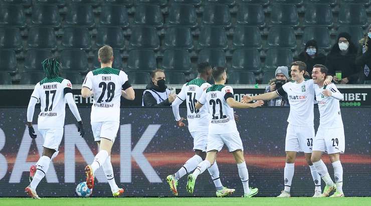 Florian Neuhaus (B. Monchengladbach) ghi bàn! Joe Scally đánh đầu đến chỗ của anh ấy trước khi tung một cú sút quá mạnh để thủ môn có thể cản phá. 1:0.
