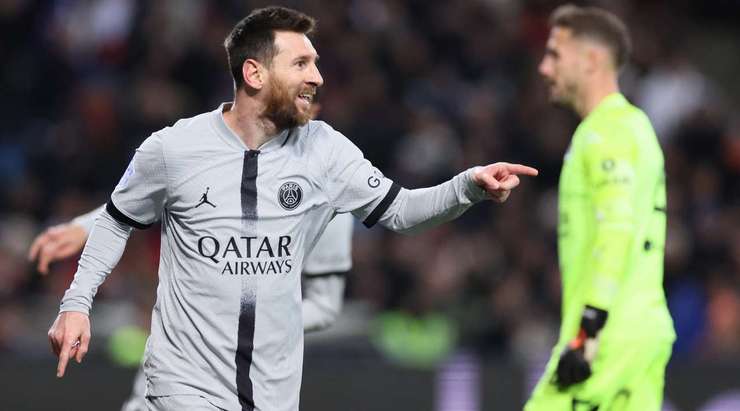 Vào! Fabian Ruiz chuyền bóng cho Lionel Messi (Paris SG) thoát xuống đối mặt với thủ môn trước khi anh này lốp một đường bóng chuẩn xác từng milimét qua đầu thủ môn để vào lưới!
