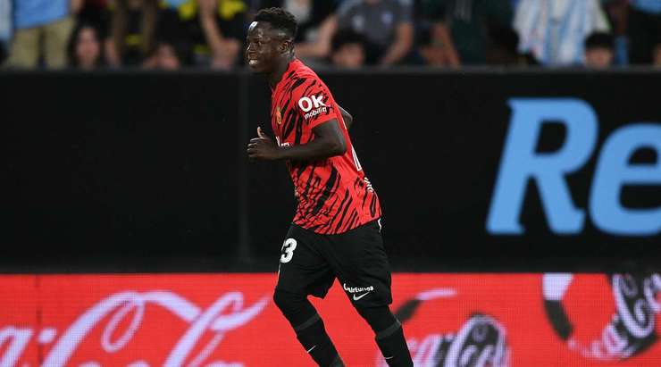 VÀO! Vedat Muriqi đón quả tạt trong vòng cấm và đánh đầu về phía bên kia khung thành, nơi Amath Ndiaye (Mallorca) đang ẩn nấp và cầu thủ này dễ dàng chích bóng vào lưới. 0:1.