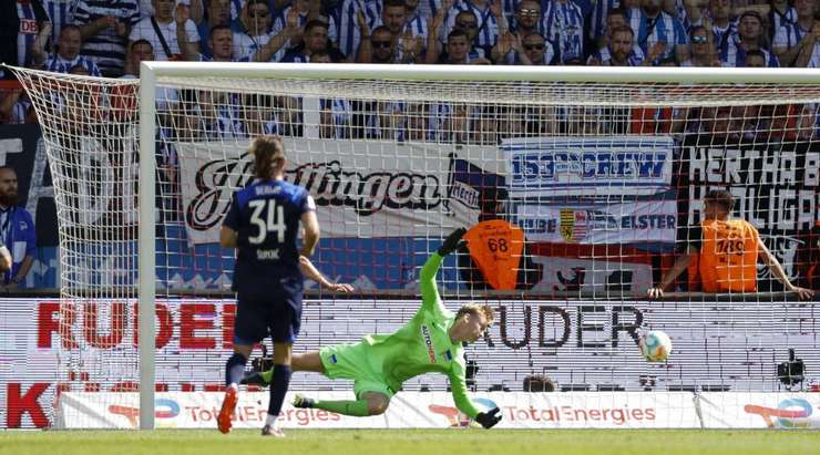 Đó là một bàn thắng! Tỉ số được nâng lên 1:0. Jordan Siebatcheu (Union Berlin) nhảy lên cao nhất để đón quả tạt hoàn hảo từ Sheraldo Becker và tung một cú đánh đầu từ cự li gần vào góc phải phía dưới. Thủ môn Oliver Christensen đã hoàn toàn bó tay.