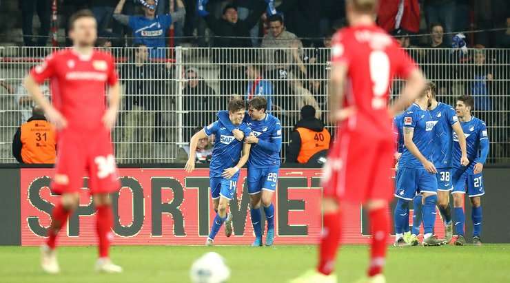 Vào! Christoph Baumgartner (Hoffenheim) với một pha dứt điểm tuyệt vời trong vòng cấm. Anh ấy tạo khoảng trống cho mình sau khi khống chế gọn gàng một đường chuyền từ đồng đội và sút bóng vào góc thấp bên trái khung thành.