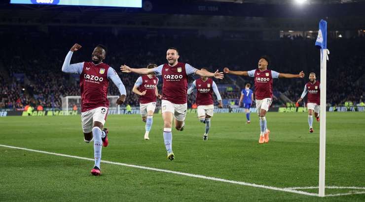 Một tuyệt phẩm ngay ngoài vòng cấm! Bertrand Traore (Aston Villa) sút bóng với một tốc độ và lực sút kinh hoàng vào phía trong cột dọc bên trái.