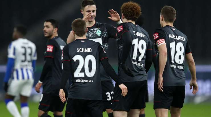 Một tuyệt phẩm ngay ngoài vòng cấm! Joshua Sargent (Werder Bremen) tung một cú sút căng như kẻ chỉ đưa bóng vào góc cao bên phải khung thành.