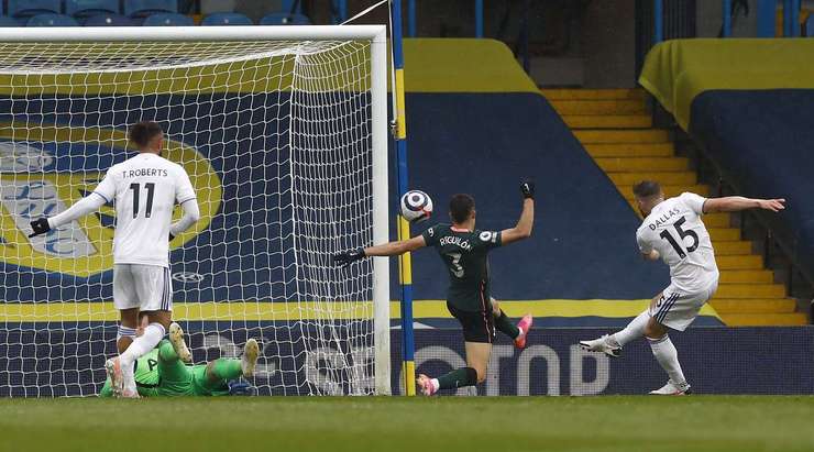 Vào! Stuart Dallas (Leeds) sút bóng bật ra vào góc phải phía trên sau khi bóng đến chỗ anh ấy trong vòng cấm. Tỉ số là 1:0.