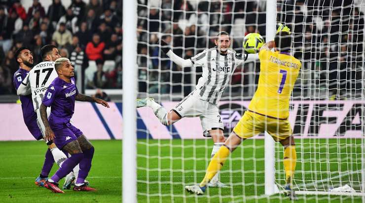 Vào! Bằng một đường chuyền vượt qua cả tầm với của thủ môn, Angel Di Maria dọn cỗ cho Adrien Rabiot (Juventus) ghi một bàn thắng không thể dễ dàng hơn, và cầu thủ này không phạm một sai lầm nào với cú đánh đầu từ cự ly gần vào góc trái khung thành trống. Tỉ số là 1:0.