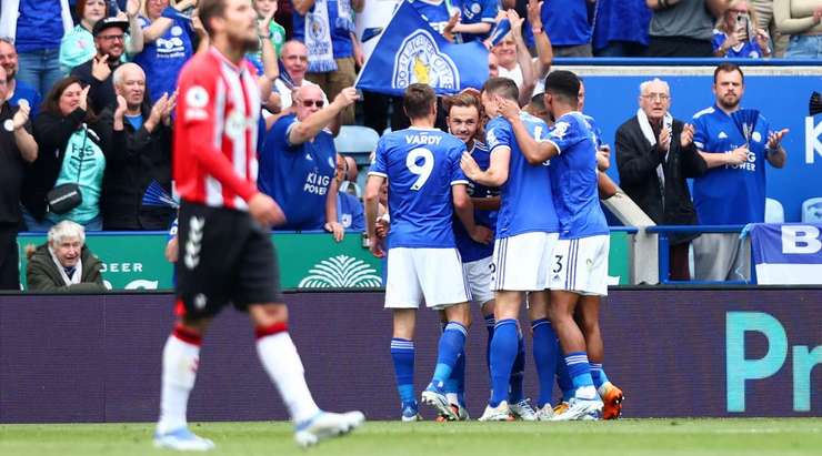 Vào! James Maddison (Leicester) dễ dàng đệm bóng vào lưới trống từ một cự ly gần, sau khi một cú sút đã đập vào một người hậu vệ và quả bóng bật ra. Tỉ số là 1:0.