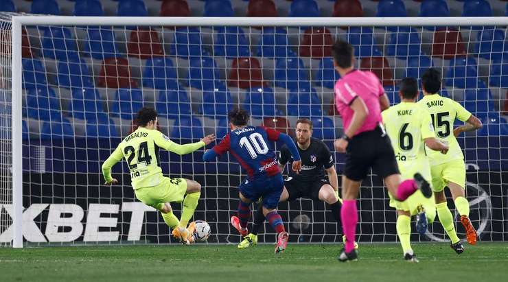 GOAL! Enis Bardhi (Levante) đón đường chuyền từ Jorge de Frutos trong một đợt phản công nhanh và dứt điểm hiểm hóc từ cự ly gần. Tỉ số là 1:0.