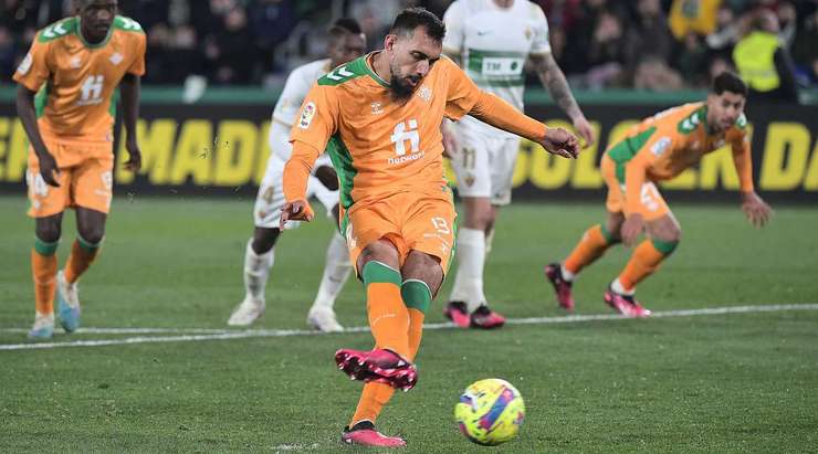 Vào! Borja Iglesias (Betis) giành chiến thắng trên chấm phạt đền bằng một cú sút không thể cản phá, vượt qua tầm với của thủ môn Edgar Badia vào góc thấp bên phải.