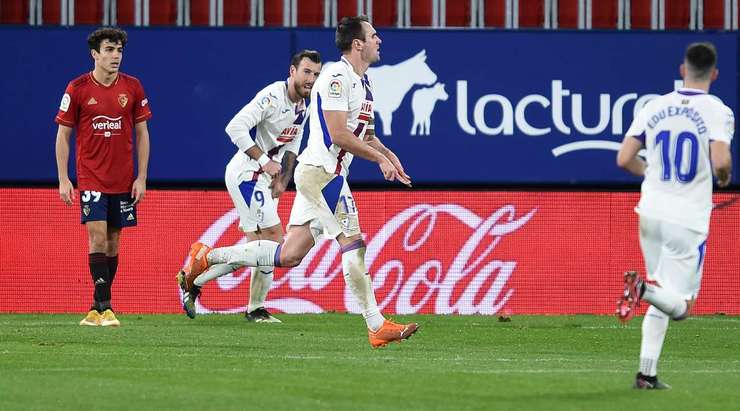 Vào! Bryan Salvatierra tung một đường chuyền tuyệt vời đến vị trí của Garcia Kike (Eibar) trong vòng cấm, và cầu thủ này tận dụng rất tốt cơ hội để dứt điểm gọn gàng vào góc cao bên phải khung thành. 1:1.