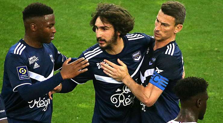 Yacine Adli (Bordeaux) lấy bóng tại rìa vòng cấm và tung cú sút một chạm không hề do dự. Anh ấy sút bóng xuất sắc khi nó đi vào góc trái phía dưới. Có thể thực hiện tốt hơn không? Chắc chắn là không. 1:1.