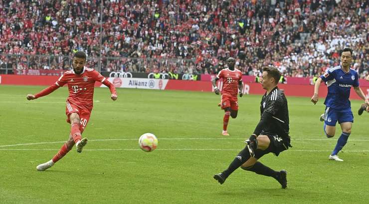 Vào! Noussair Mazraoui (Bayern Munich) nhận một đường chuyền ngắn rất vừa tầm từ Sadio Mane ở một vị trí bên trong vòng cấm, anh lách người và tung một cú sút không thể cản phá vào góc thấp bên phải khung thành. Tỉ số là 6:0.