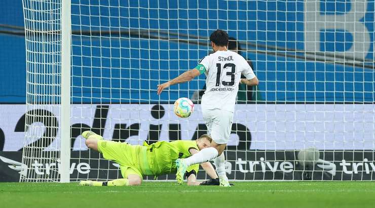 Vào! Lars Stindl (B. Monchengladbach) ghi bàn sau một pha kiến tạo bởi Marcus Thuram cho phép anh ấy đưa bóng vào lưới trống. Tỉ số là 2:2.