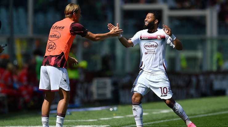 Một tình huống phối hợp nhịp nhàng với đồng đội mở ra cho Tonny Vilhena (Salernitana) khá nhiều khoảng trống bên ngoài vòng cấm để anh tung ra cú sút chìm chuẩn xác, đưa bóng vào phía trong cột dọc bên phải!