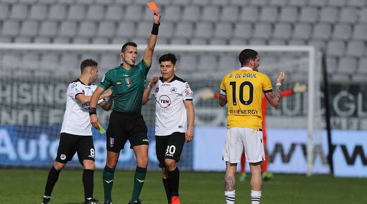 Rodrigo De Paul (Udinese) nhận một chiếc thẻ vàng từ tay của trọng tài chính, Antonio Di Martino. Và bởi vì nó là chiếc thứ hai trong trận đấu này, một chiếc thẻ đỏ được rút ra và Rodrigo De Paul (Udinese) bị đuổi.