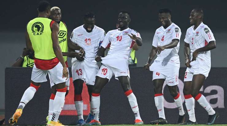 Bóng đã đi vào lưới! Yusupha Bobb thực hiện một đường chọc khe chuẩn xác cho Musa Barrow (Gambia) và cầu thủ này bứt tốc vào vòng cấm để tung một cú sút tuyệt đẹp vào góc dưới bên trái. Tỉ số đã được thay đổi thành 0:1.