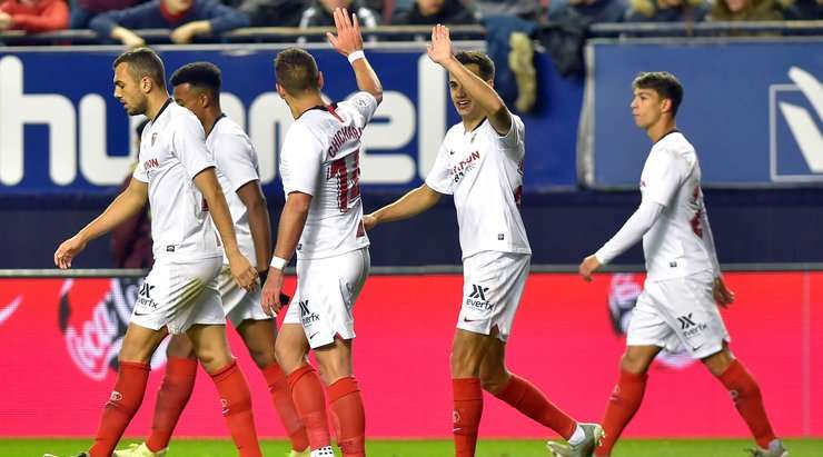 Vào! Munir El Haddadi (Sevilla) len lỏi qua các cầu thủ đối phương trước khi tung một cú sút tuyệt diệu từ rìa vòng cấm vào góc cao bên trái mành lưới. Thủ môn Perez Juan đã không có cơ hội nào để chạm vào quả bóng. Tỉ số là 0:1.