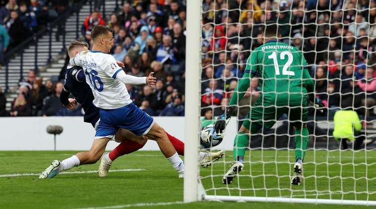 Scott McTominay (Scotland) nhận một đường chuyền thú vị bên trong vòng cấm và anh sút bóng vào góc cao bên trái khung thành. Một pha dứt điểm tuyệt đẹp!