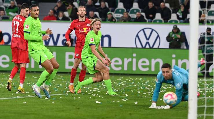Vào! Một đường chuyền ngang đơn giản của Christopher Nkunku đưa bóng đến chân Konrad Laimer (RB Leipzig) bên trong vòng cấm, anh chỉnh lại tư thế và quất chân đưa bóng vào góc thấp bên phải khung thành. Tỉ số là 0:2.