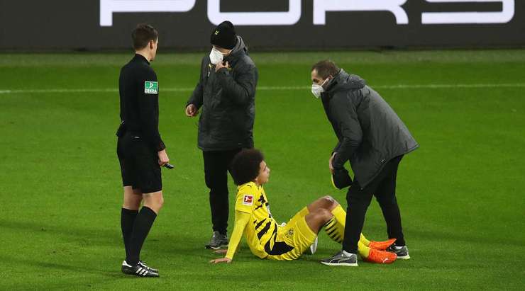 Axel Witsel (Dortmund) đang phải trải qua những phút giây đau đớn. Chúng ta chờ xem chấn thương của anh ấy nghiêm trọng đến mức nào.