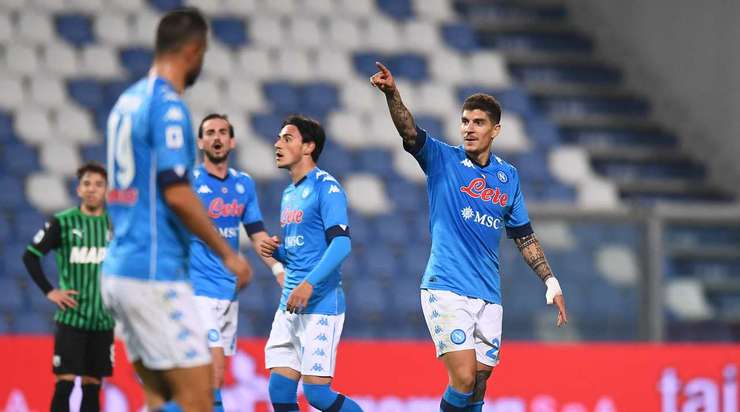 Nó đã đi vào lưới! Lorenzo Insigne tung một đường chuyền đến Giovanni Di Lorenzo (Napoli), và anh ấy dễ dàng đưa bóng vào lưới trống. Tỉ số là 2:2.