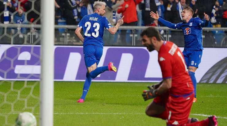 Kristoffer Velde (Lech Poznan) lấy bóng tại rìa vòng cấm và tung cú sút một chạm không hề do dự. Anh ấy sút bóng xuất sắc khi nó đi vào góc phải phía dưới. Có thể thực hiện tốt hơn không? Chắc chắn là không. 1:1.