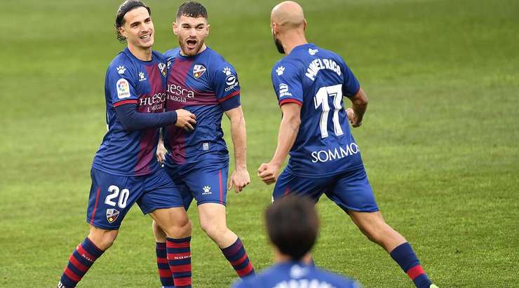 Javier Galan (Huesca) có một tình huống chạy chỗ tốt để nhận bóng trước khi tung một cú sút căng từ cư ly trung bình, đưa bóng đập cột dọc bên phải vào lưới trong sự ngỡ ngàng của thủ môn.