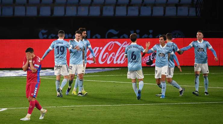 Santi Mina (Celta Vigo) tìm thấy khoảng trống bên trong vòng cấm để đón một quả tạt đẹp mắt và tung cú sút đưa bóng vào lưới.