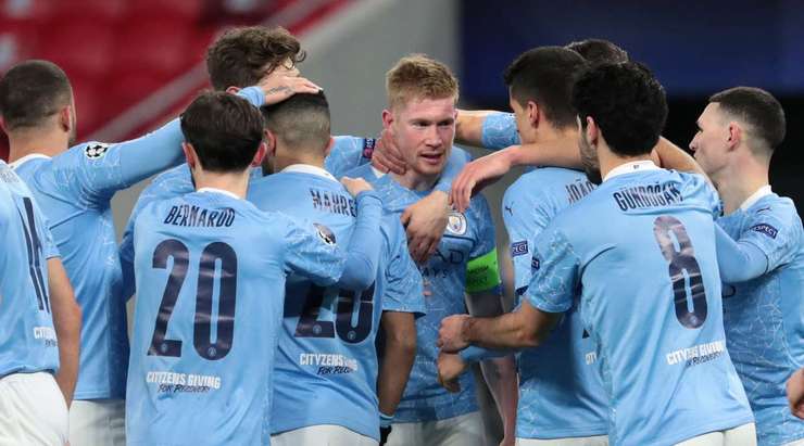 Riyad Mahrez quan sát xung quanh để chọn một người đồng đội mà anh sẽ chuyền bóng đến. Ánh mắt của anh dừng lại ở Kevin De Bruyne (Manchester City), cầu thủ này nhận bóng một cách gọn gàng và tung cú sút tuyệt đẹp đi trúng xà ngang vào lưới! Tỉ số là 1:0.
