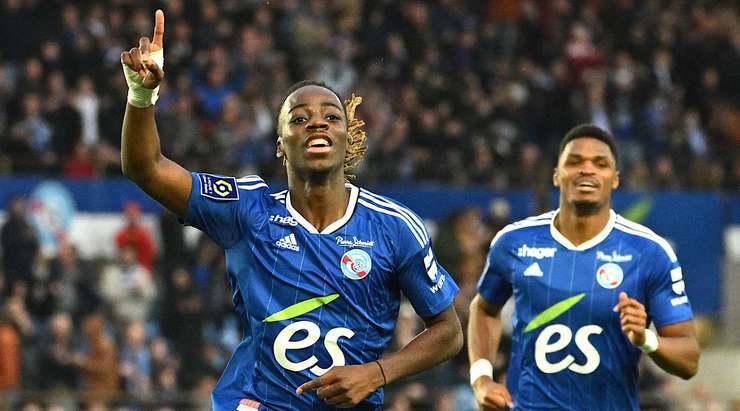VÀO! Ismael Doukoure (Strasbourg) nhận một đường chuyền chất lượng, anh tạo khoảng trống cho mình và tung một cú sút xa trái phá, đưa bóng vào góc cao bên phải khung thành. Một bàn thắng ấn tượng!