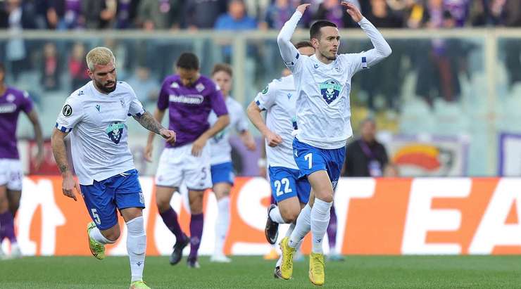 Vào! Afonso Sousa (Lech Poznan) sút bóng bật ra vào góc phải phía trên sau khi bóng đến chỗ anh ấy trong vòng cấm. Tỉ số là 0:1.