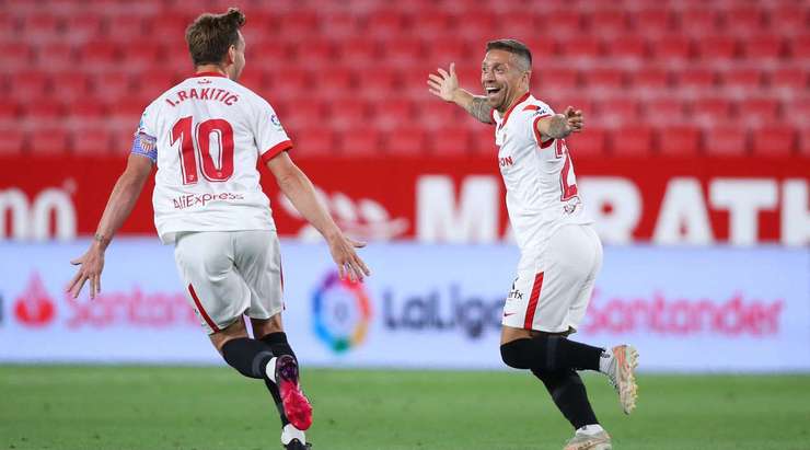 VÀO! Alejandro Gomez (Sevilla) nhận một đường chuyền chất lượng, anh tạo khoảng trống cho mình và tung một cú sút xa trái phá, đưa bóng vào phía trong cột dọc bên phải. Một bàn thắng ấn tượng!