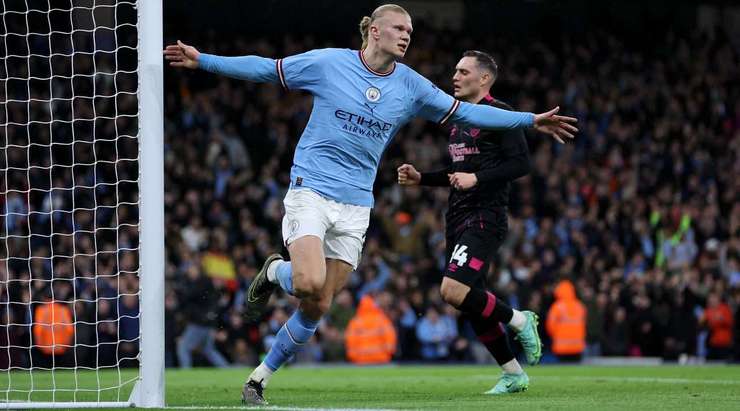 Erling Haaland (Manchester City) đối mặt với thủ môn sau một đường chuyền xuất sắc từ Julian Alvarez. Anh ra chân rất nhanh và cú sút của anh đã chuyển hóa thành bàn thắng!