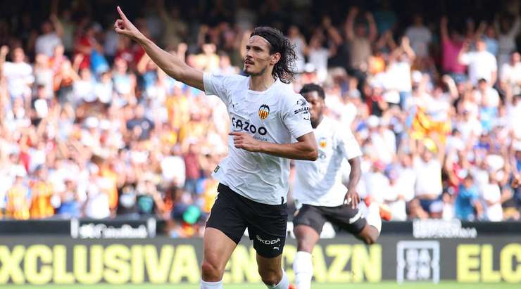 VÀO! Đó là một cú sút phạt đền hoàn hảo của Edinson Cavani (Valencia) về phía bên trái khung thành, không có một chút cơ hội nào cho thủ môn Edgar Badia để cản phá!