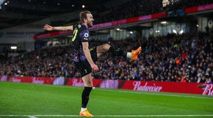 Vào! Harry Kane (Tottenham) với một pha dứt điểm tuyệt vời trong vòng cấm. Anh ấy tạo khoảng trống cho mình sau khi khống chế gọn gàng một đường chuyền từ đồng đội và sút bóng vào góc thấp bên trái khung thành.