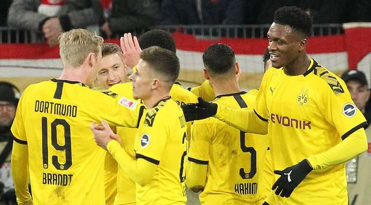 Thorgan Hazard (Dortmund) khống chế bóng gọn gàng sau một đường chuyền sắc bén của đồng đội tại rìa vòng cấm và tung một cú sút làm tung nóc lưới khung thành đối phương, theo một phong cách đã thành thương hiệu của anh.