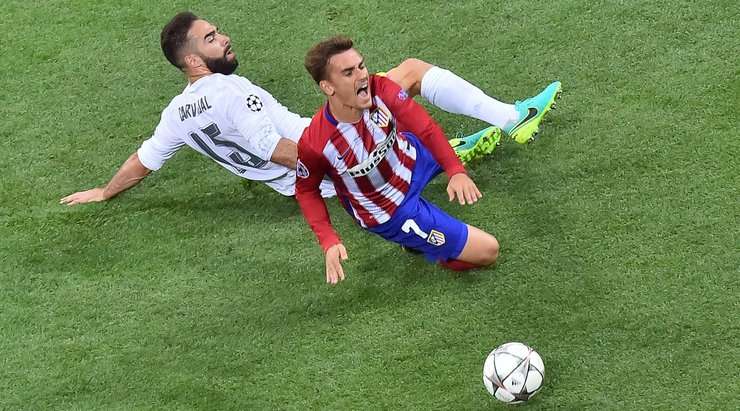 Mark Clattenburg rút thẻ vàng cho Daniel Carvajal (Real Madrid) vì pha phạm lỗi rõ ràng của anh ấy.