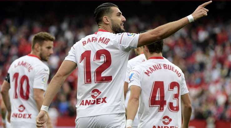 Vào! Rafa Mir (Sevilla) sút bóng bật ra vào góc trái phía trên sau khi bóng đến chỗ anh ấy trong vòng cấm. Tỉ số là 1:0.