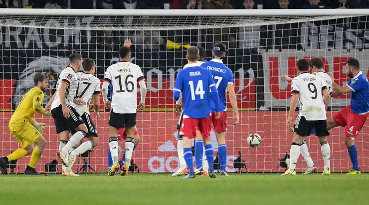Một pha bóng bật ra thiếu may mắn tìm đến chân của Thomas Muller (Đức) và anh ấy không bỏ lỡ một cơ hội rõ ràng như vậy.