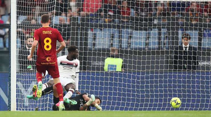 Krzysztof Piatek thực hiện một đường chuyền chuẩn xác cho Boulaye Dia (Salernitana) ở bên trong vòng cấm, và cầu thủ này rất nhanh sút bóng vào ngay giữa khung thành, khiến thủ môn không kịp trở tay. Tỉ số được nâng lên 1:2!