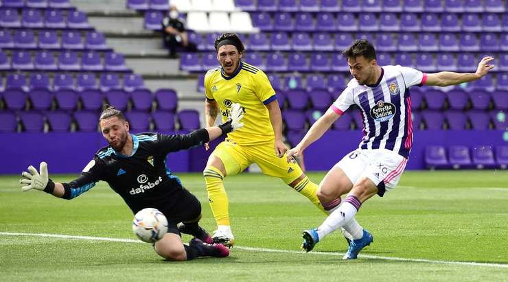 Oscar Plano (Valladolid) có rất nhiều khoảng trống sau khi đón một đường chuyền chính xác trong vòng cấm. Anh không do dự tung một cú sút tuyệt vời, đưa bóng đi chìm vào chính giữa khung thành.