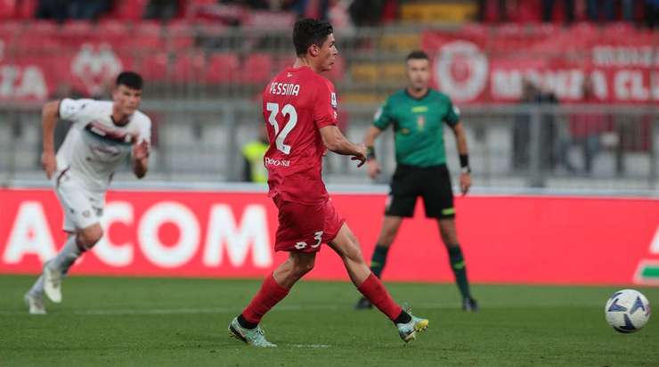 Vào! Matteo Pessina (Monza) giành chiến thắng trên chấm phạt đền bằng một cú sút không thể cản phá, vượt qua tầm với của thủ môn Luigi Sepe vào góc thấp bên phải.
