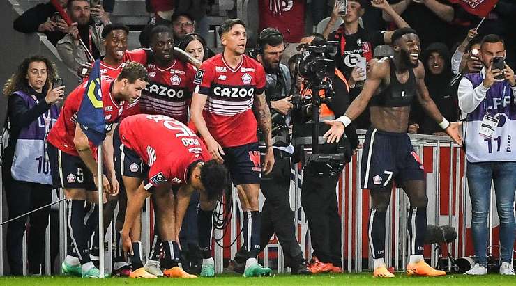 Vào rồi! Jonathan Bamba (Lille) nâng tỉ số lên 2:1 bằng cú đánh đầu từ cự ly gần đưa bóng đi đập đất vào chính giữa khung thành sau đường căng ngang kiến tạo của Remy Cabella.