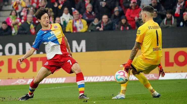 VÀO! Jae-Sung Lee (Mainz) cướp lấy quả bóng tại rìa vòng cấm sau một sai lầm tai hại của hàng thủ đối phương tung cú sút mạnh vào lưới. Tỉ số lúc này là 3:1.